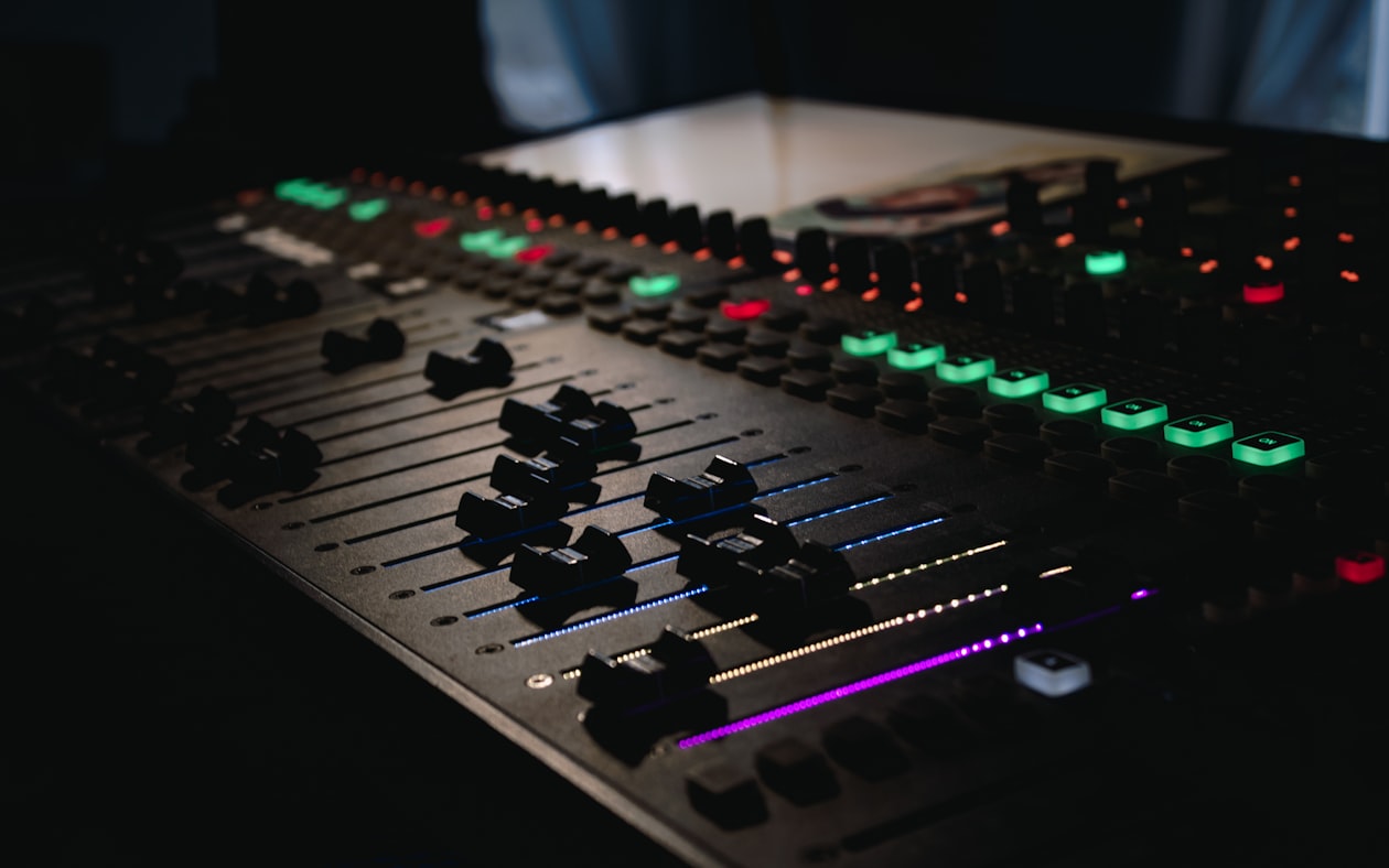 Lydtekniker ved mixerbordet under en live studioproduktion