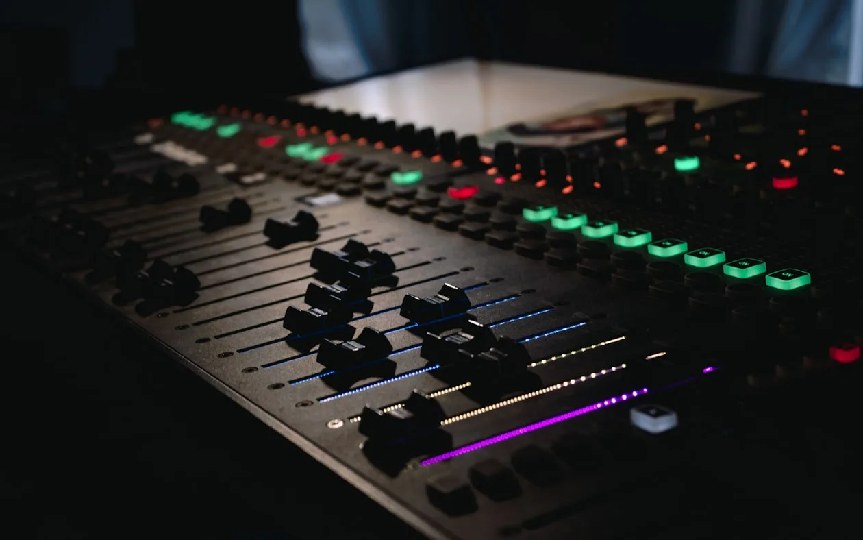 Lydtekniker ved mixerbordet under en live studioproduktion
